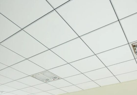 600*600mm Rivestimento a spruzzo Acustico di lana minerale Fibra di goccia Piastrelle di soffitto per la decorazione