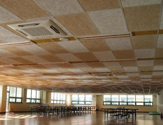 Piano di assorbimento acustico del soffitto in lana di legno 55.00cm * 60.00cm * 10.00cm Dimensione del pacchetto