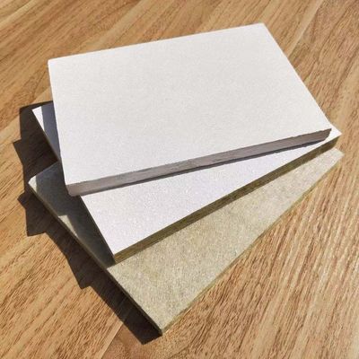 Tavolo di assorbimento del suono in fibra di vetro a bordo quadrato / pannello per soffitto T-Grid 600 * 600 mm