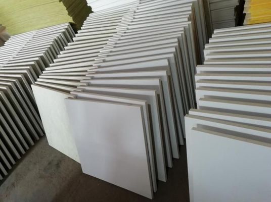 Tavola di soffitto in fibra di vetro a prova di fuoco acustica a prova di suono con installazione di griglia T sul soffitto