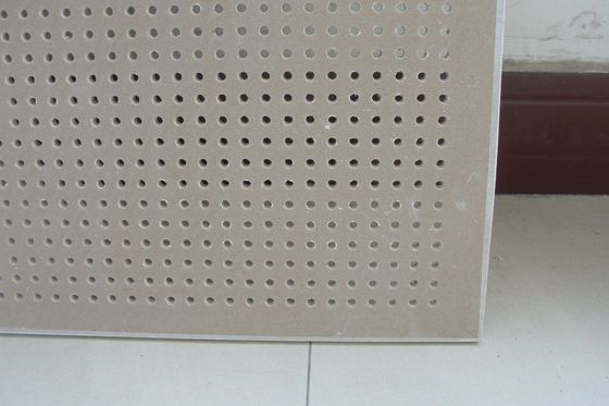 soffitto insonorizzato 600*600mm Disegno cartone di gesso acustico con facciata in carta per decorazioni murali