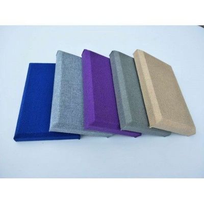 Pannello di soffitto in fibra di vetro con rivestimento a spruzzo per l'assorbimento del suono e il controllo acustico