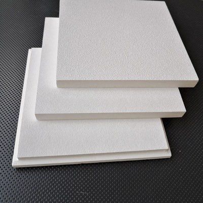 Pannello di soffitto in fibra di vetro con rivestimento a spruzzo per l'assorbimento del suono e il controllo acustico