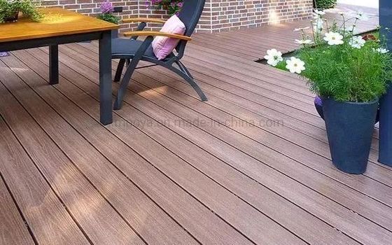 Pavimenti e pavimenti compositi in legno/plastica per spazi esterni