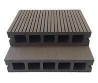 Pavimenti e pavimenti compositi in legno/plastica per spazi esterni
