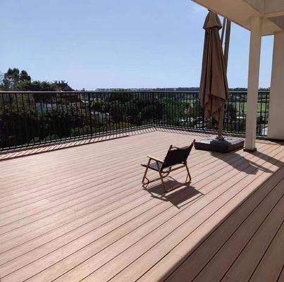 Piastrelle per pavimenti esterni in legno ecologico composito WPC con materiali di superficie graffiati