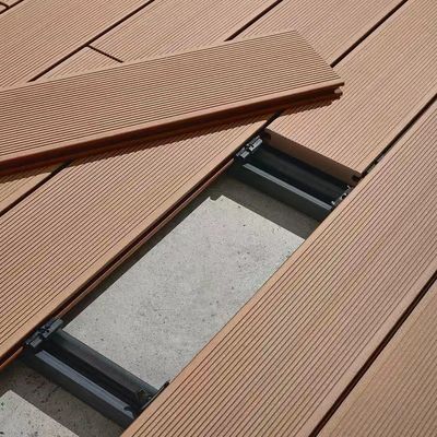 Piastrelle per pavimenti esterni in legno ecologico composito WPC con materiali di superficie graffiati