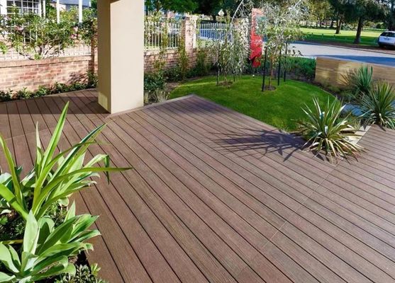 Piastrelle per pavimenti esterni in legno ecologico composito WPC con materiali di superficie graffiati