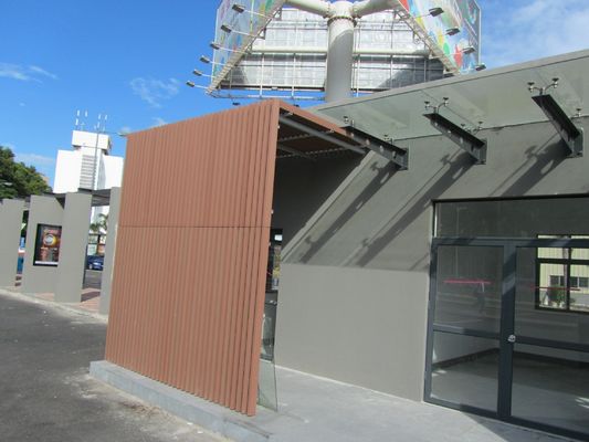 Recinzione di pavimentazione esterna in WPC impermeabile con modello di grano di legno e design di superficie spazzolata