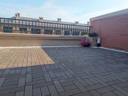 Pavimenti esterni in legno di plastica composita WPC da 300*300 mm per il miglioramento del giardino