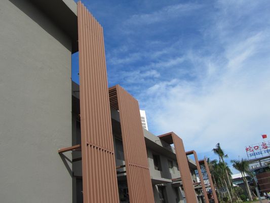 Recinzione esterna in legno di plastica composita WPC NY75 * 25 con modello di grano di legno