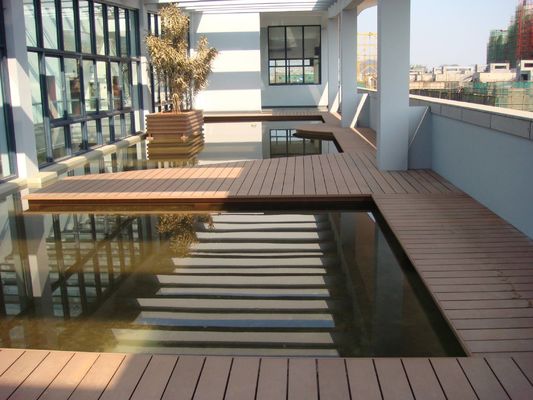 Tasso di assorbimento dell'acqua 2,5% Pavimenti sintetici WPC personalizzati per pavimenti di ingegneria