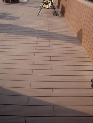 Tasso di assorbimento dell'acqua 2,5% Pavimenti sintetici WPC personalizzati per pavimenti di ingegneria