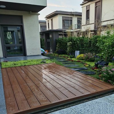 Tasso di espansione dell'assorbimento dell'acqua 2,5% Pavimento composito in legno marrone e plastica per giardino