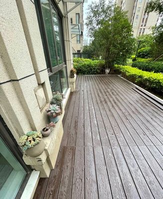 Tasso di espansione dell'assorbimento dell'acqua 2,5% Pavimento composito in legno marrone e plastica per giardino