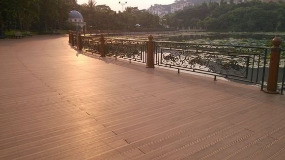 Pavimenti in WPC a prova d'acqua per sport all'aperto e ambienti ricreativi