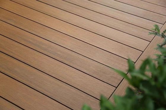 Pavimenti compositi in legno WPC marrone per giardini impermeabili
