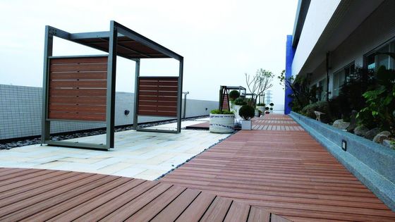 Pavimenti di pavimento in legno WPC in materiale plastico composito resistenti al fuoco in marrone