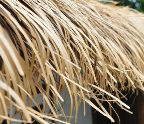 Soluzione per il tetto degli alberghi Anti-UV Foglie di palma sintetiche Tetti di paglia con materiale di nylon