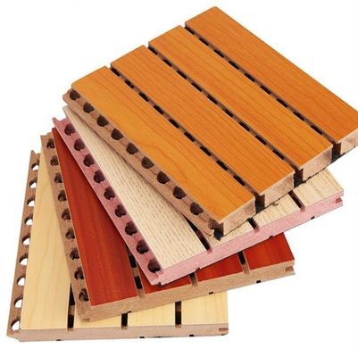 Pannelli acustici di parete in legno colorato per decorazioni e assorbimento del suono