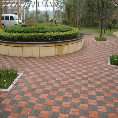 Piastrelle per pavimenti che resistono alla prova del tempo con pavimentazione in blocchi permeabili ripetuti