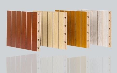 Pannelli acustici di parete in legno colorato per decorazioni e assorbimento del suono